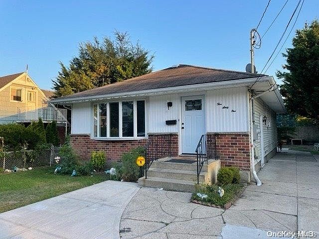 1st image of 561 Greenway East