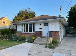 561 Greenway St E, West Hempstead, NY 11552