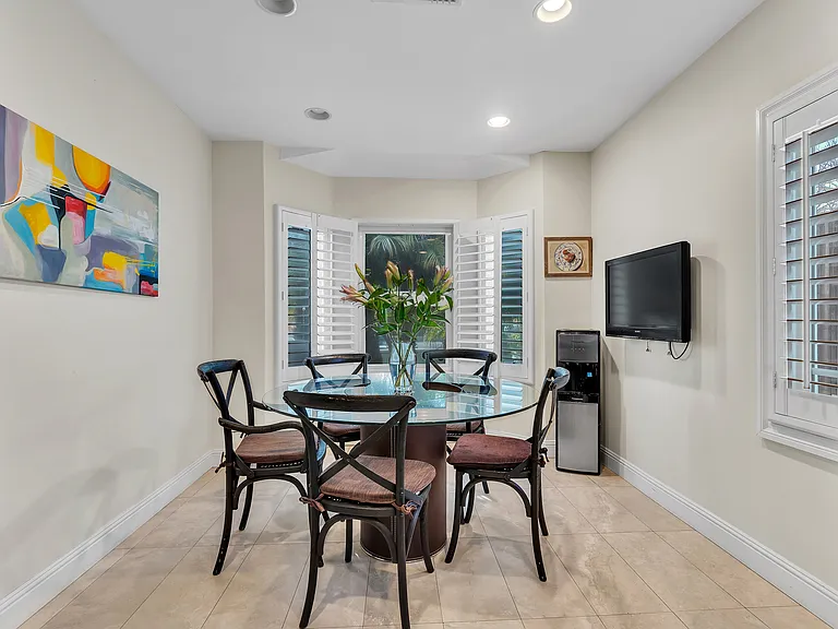 326 N Doheny Dr — Photo 15