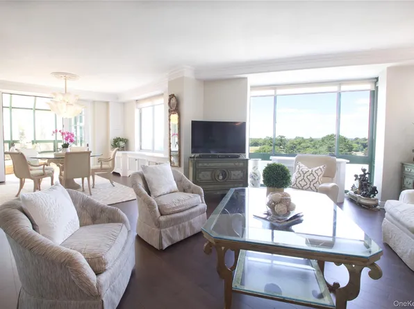 111 Cherry Valley Avenue #PH 6, Garden City, NY 11530