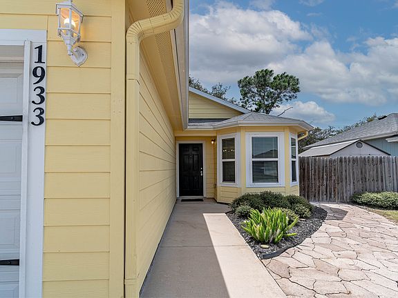 2nd image of 1933 Admiral Ln