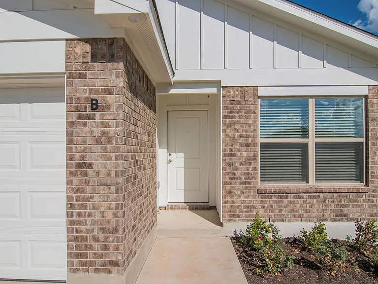 1261 Lehmann Dr #B — Photo 2