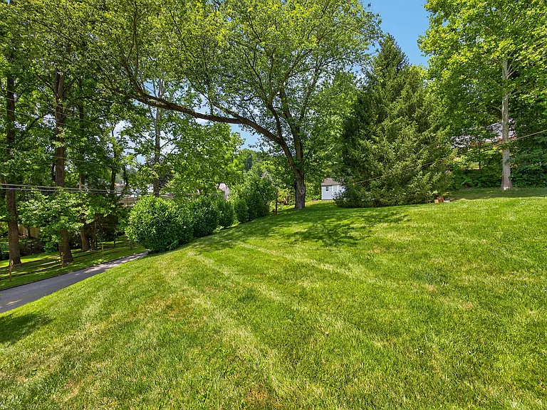 527 Oriole Dr — Photo 15