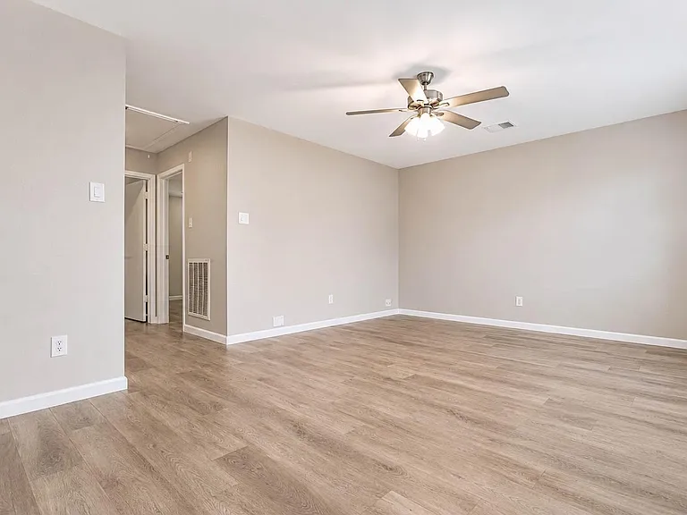 9506 Lasbury Dr — Photo 16