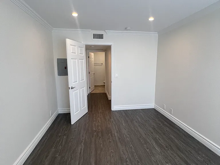 4307 Whitsett Ave #204 — Photo 38