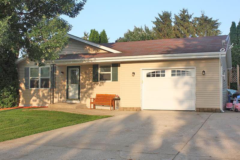 1st image of 221 Oak Ct