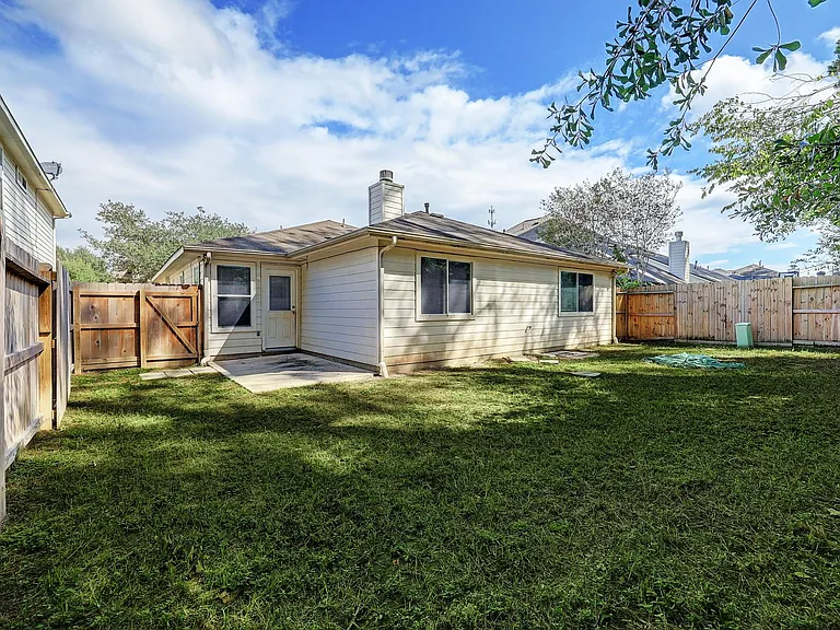 25407 Clover Ranch Dr — Photo 17