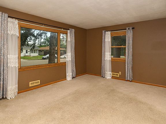 3rd image of 107 W Arikara Ave