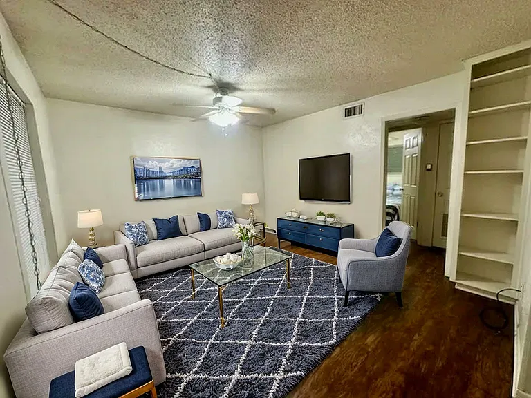 South Castle Apartments — Photo 31