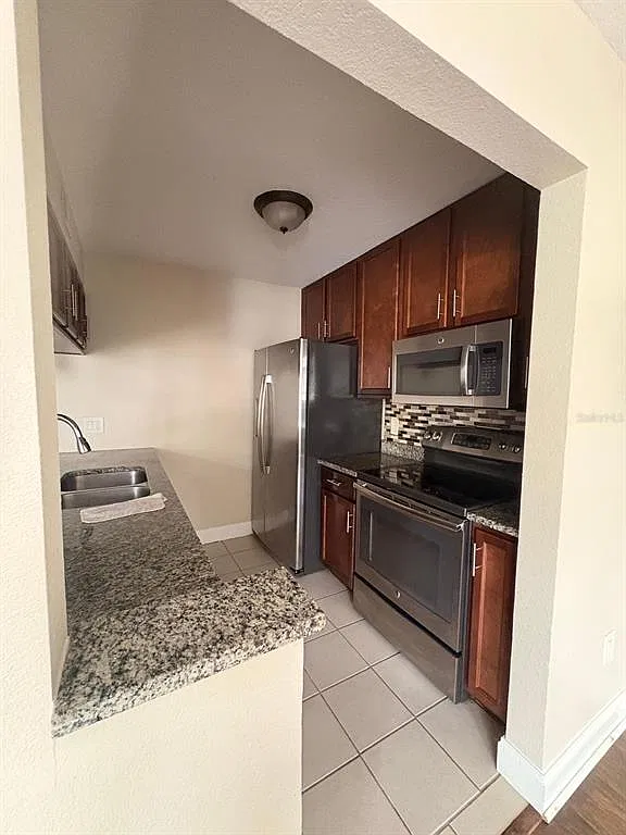 3 bed, 2.0 bath, 1072 sqft, $2,000 — Photo 3