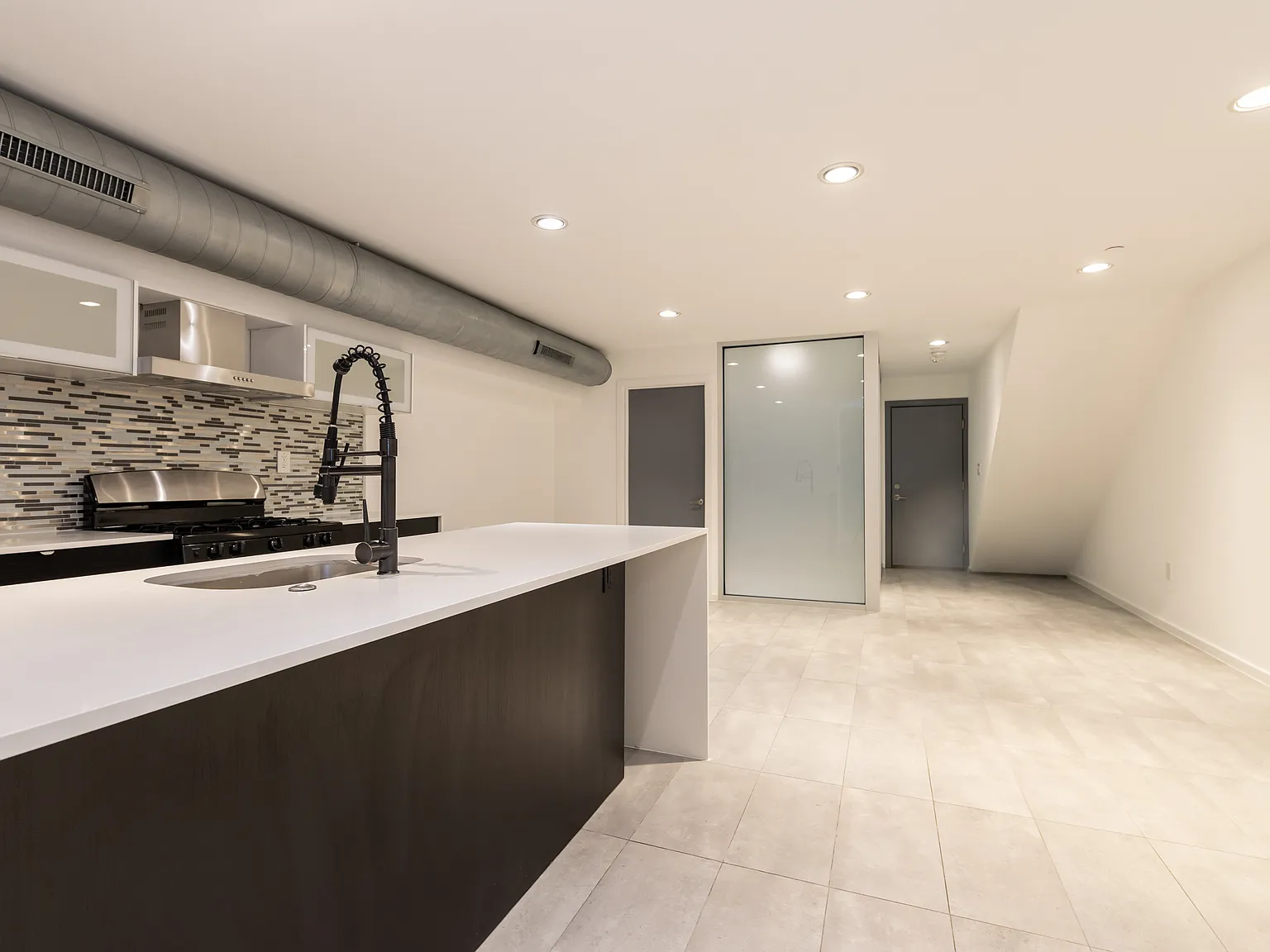 3 bed, 1400 sqft, $2,395 — Photo 1