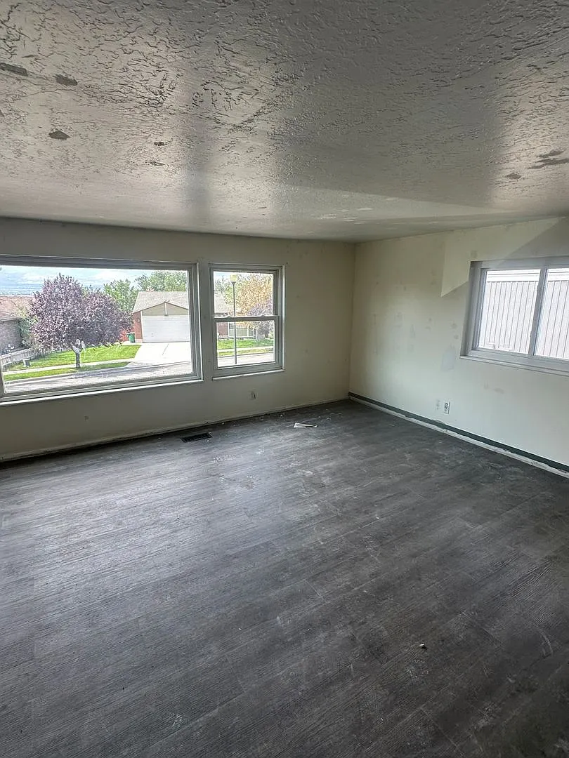 6 Bedroom Home — Photo 4