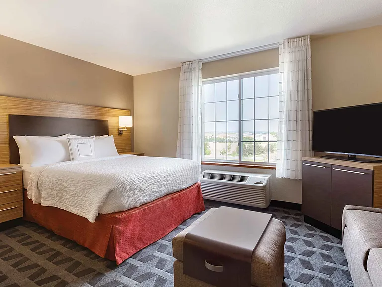 Deluxe Studio - 1 Queen Bed