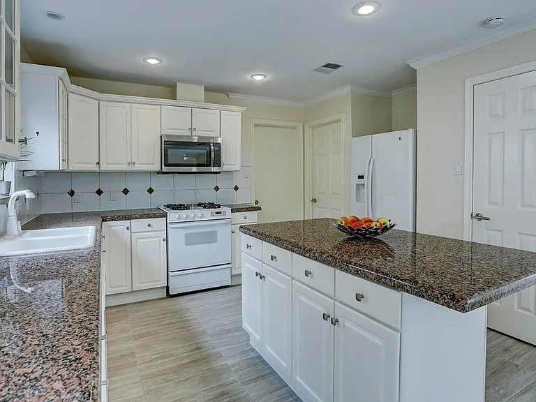 13819 Starhill Ct — Photo 4
