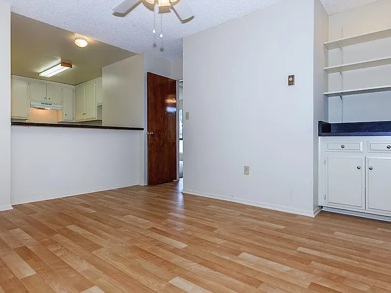Riviera Vista Apartments — Photo 28