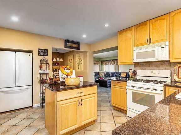 4th image of 2351 Penatiquit Ave