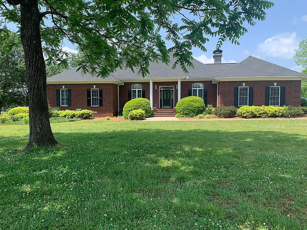 2063 Highway 63 photo 1