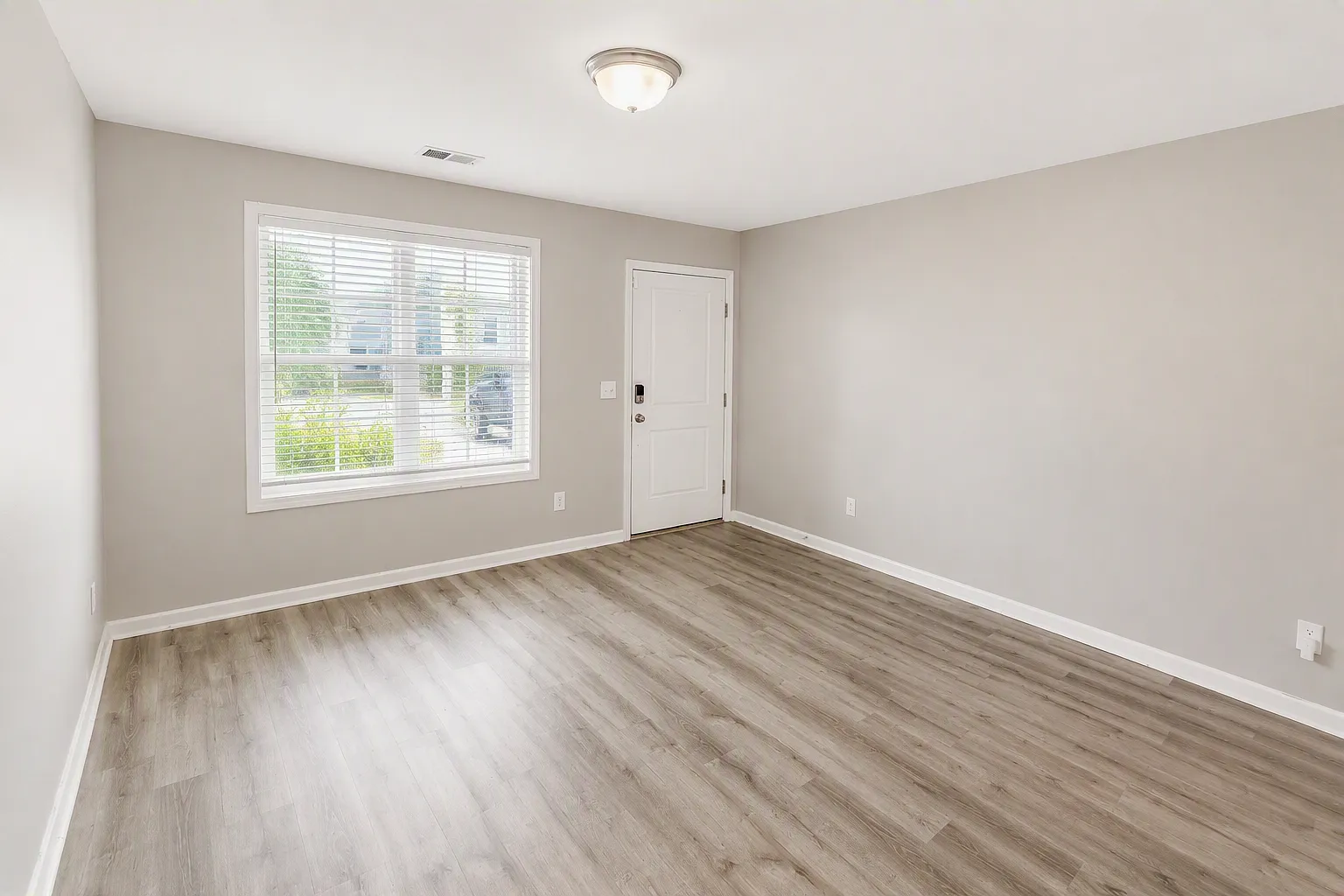 3 bed, 2.5 bath, $2,100 — Photo 4