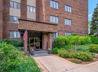 453 Raintree Dr UNIT 1A, Glen Ellyn, IL 60137