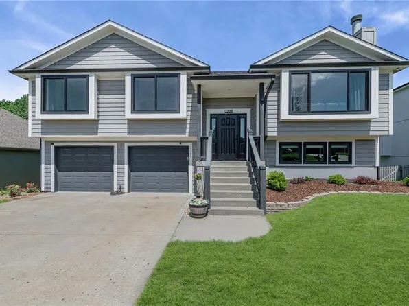 1205 Ridge Tree Ln, Pleasant Hill, MO 64080