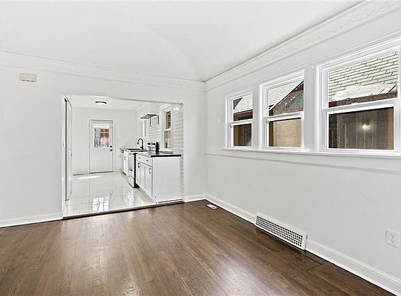 4th image of 2405 E Meyer Blvd