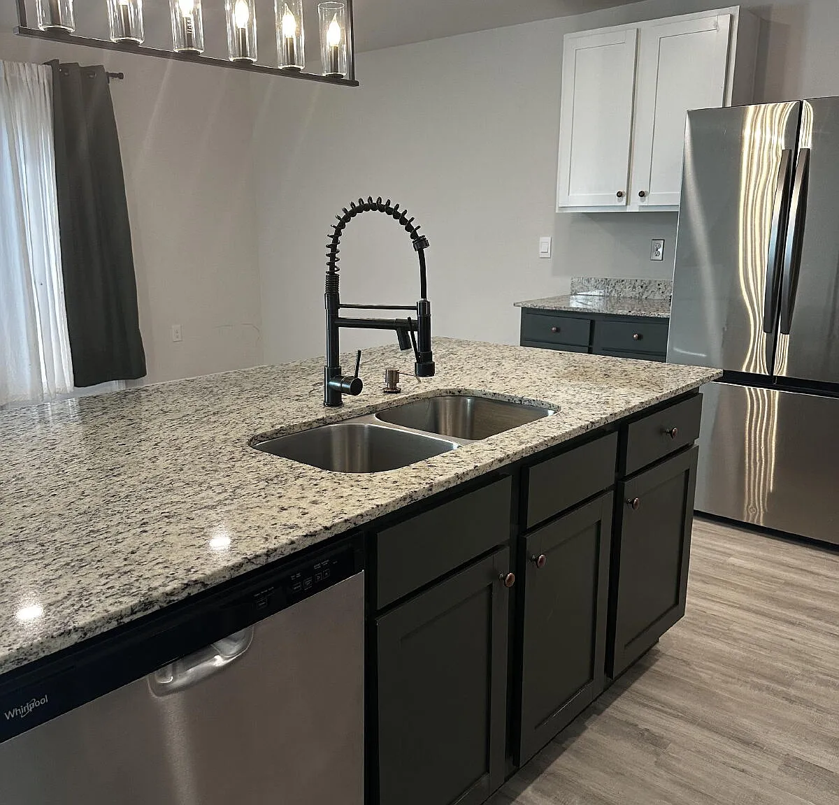 4 bed, 2.5 bath, 1975 sqft, $2,300 — Photo 3