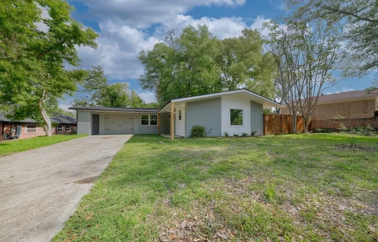2806 Brentwood Dr — Photo 1