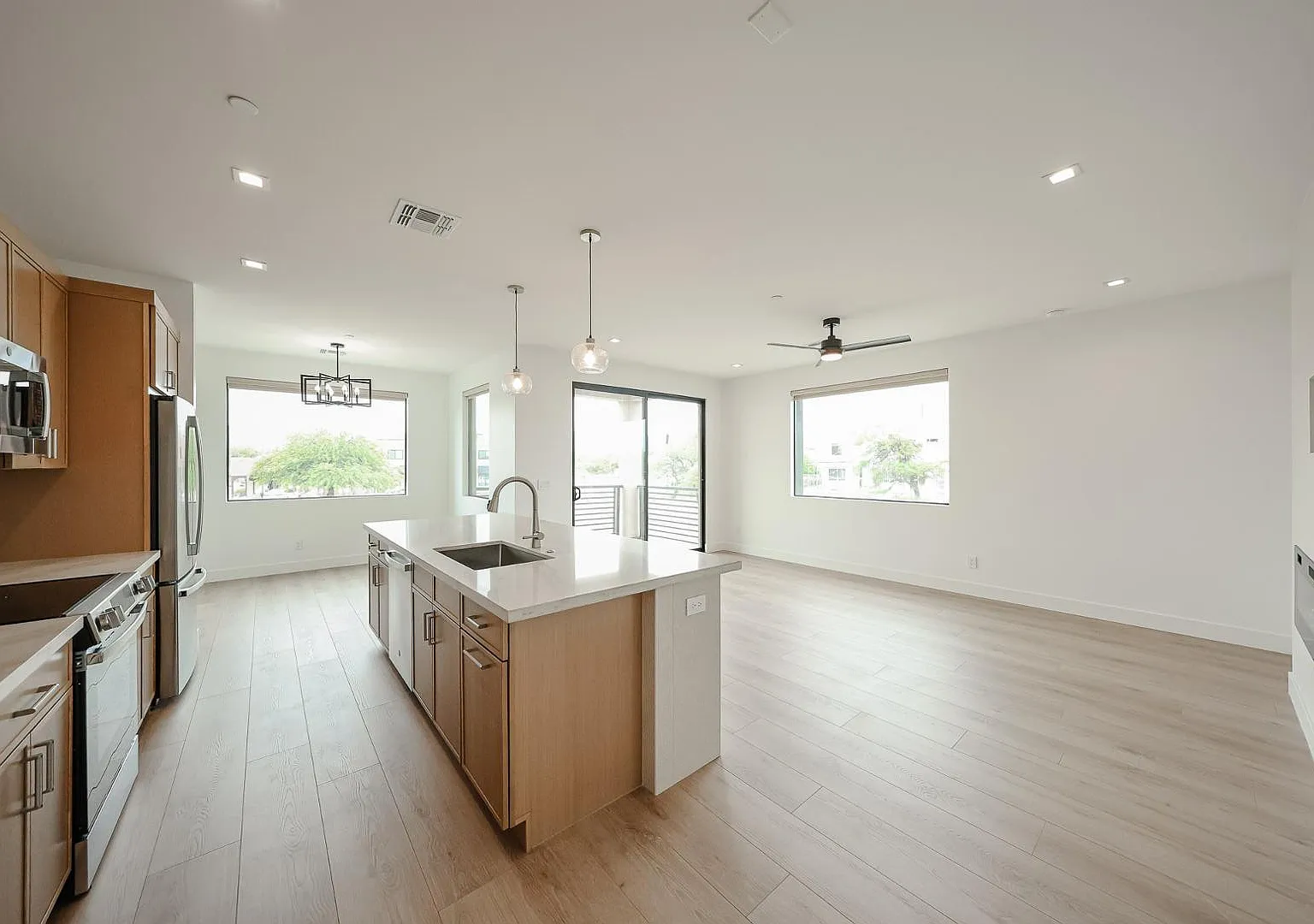 2 bed, 2.0 bath, 1321 sqft, $2,100 — Photo 2