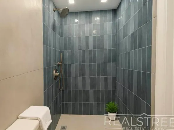 375 Madison Street image 6 of 6