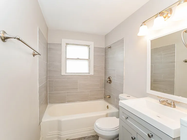 767230_029_bathroom_13625766.jpg