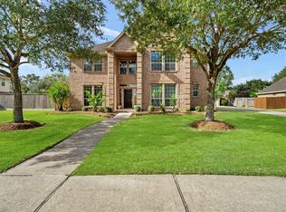 704 Falcon Lake Dr, Friendswood, TX 77546