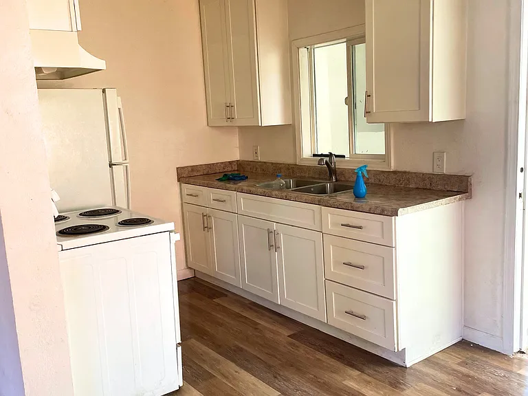 18957 Saticoy St #6 — Photo 6