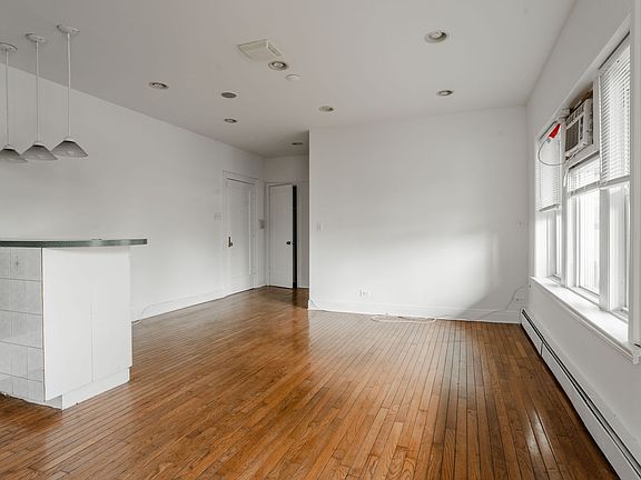 5th image of 4405 N Clark St #2B