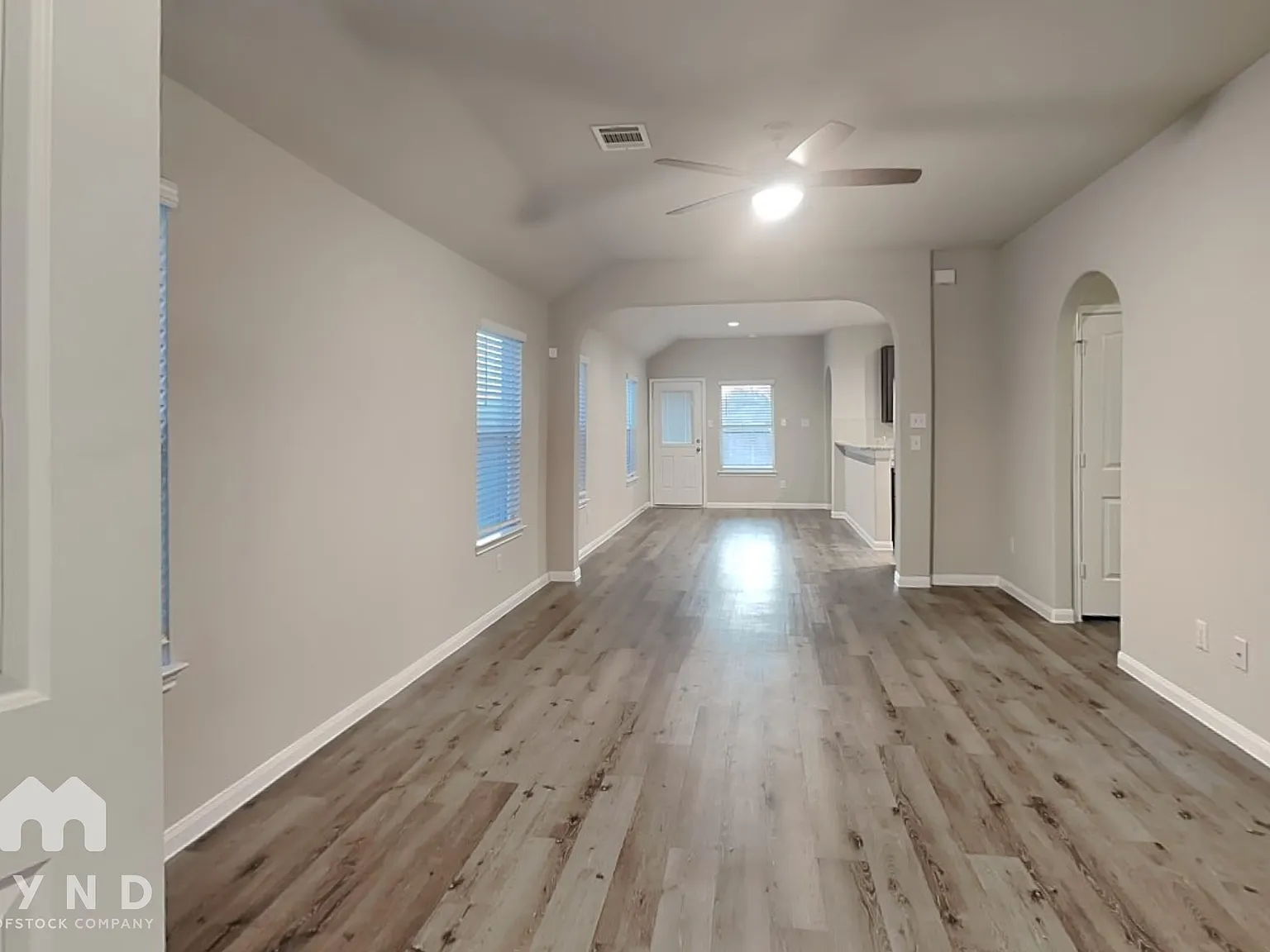 3 bed, 2.0 bath, 1390 sqft, $2,015 — Photo 4