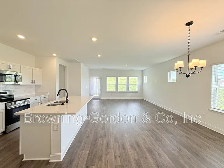 312 Traywick Pl — Photo 3