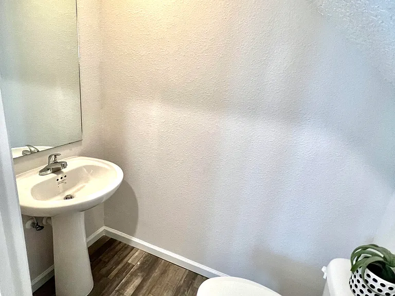 535 S Woodlawn St — Photo 16