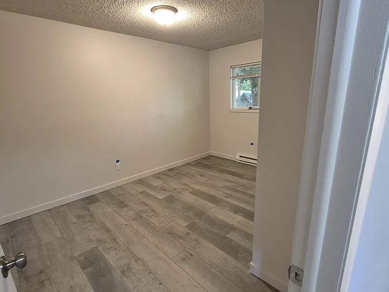 402 N Ella Ave — Photo 5