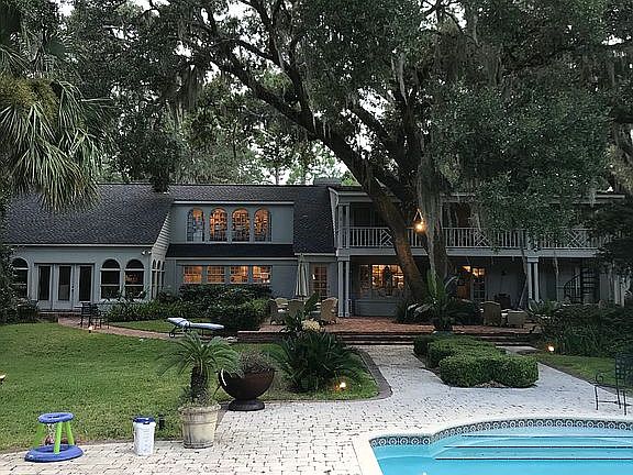 Rear view. Pool / guest Hous