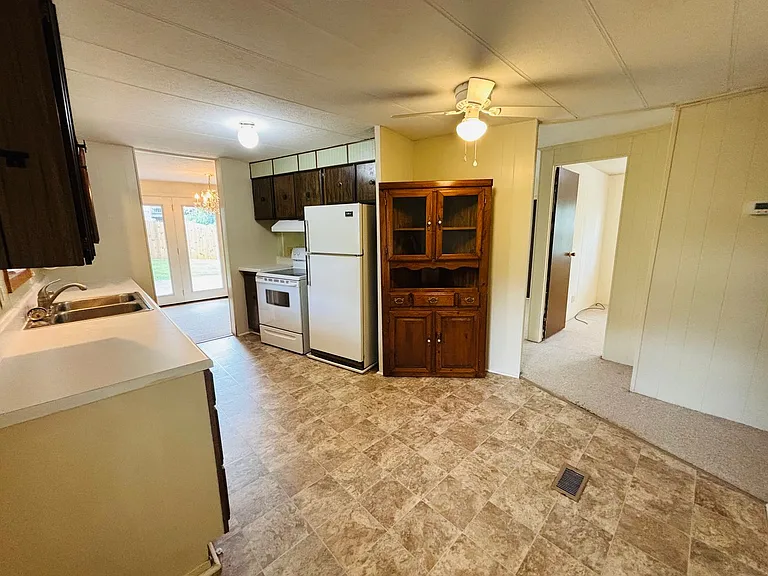 465 Underwood St — Photo 7
