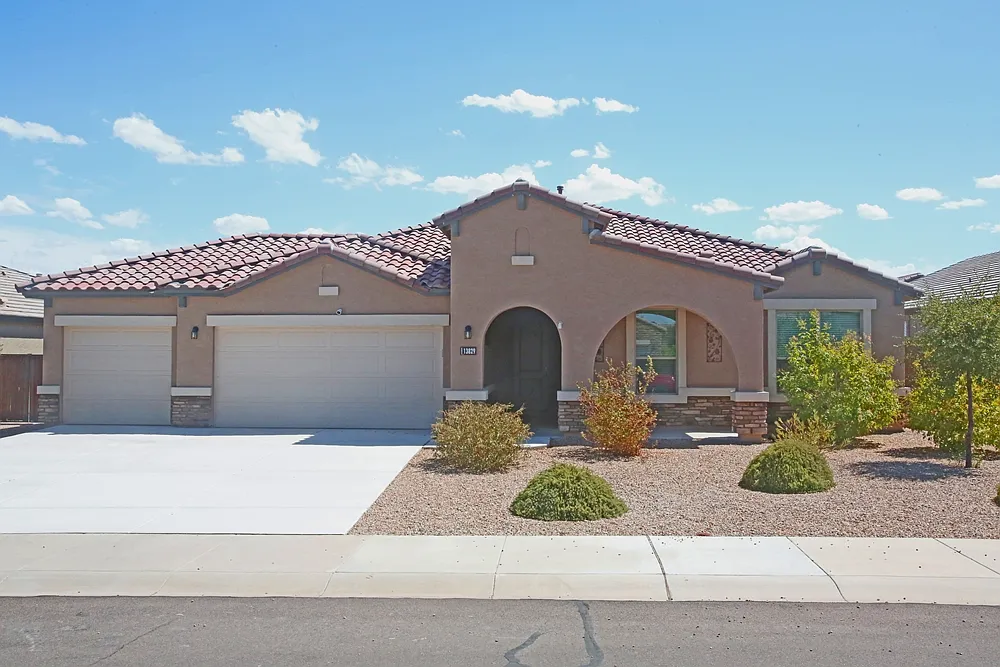 4 Bed + 2 Bath + 3 Car Garage in North Peoria — Photo 1