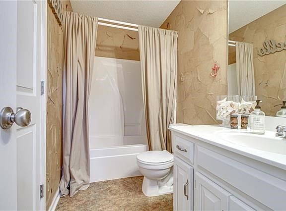 5th image of 1113 NW Baytree Dr