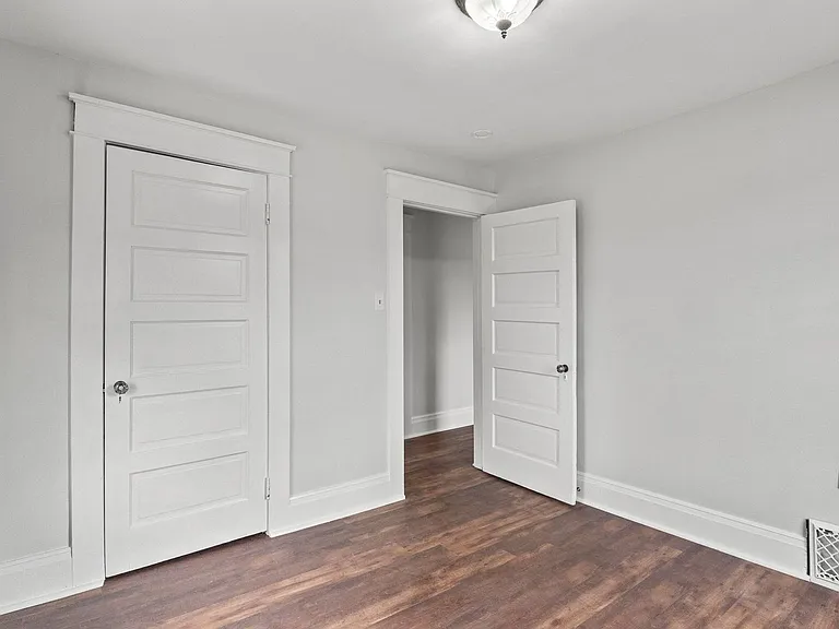 1213 W Jefferson Blvd — Photo 32