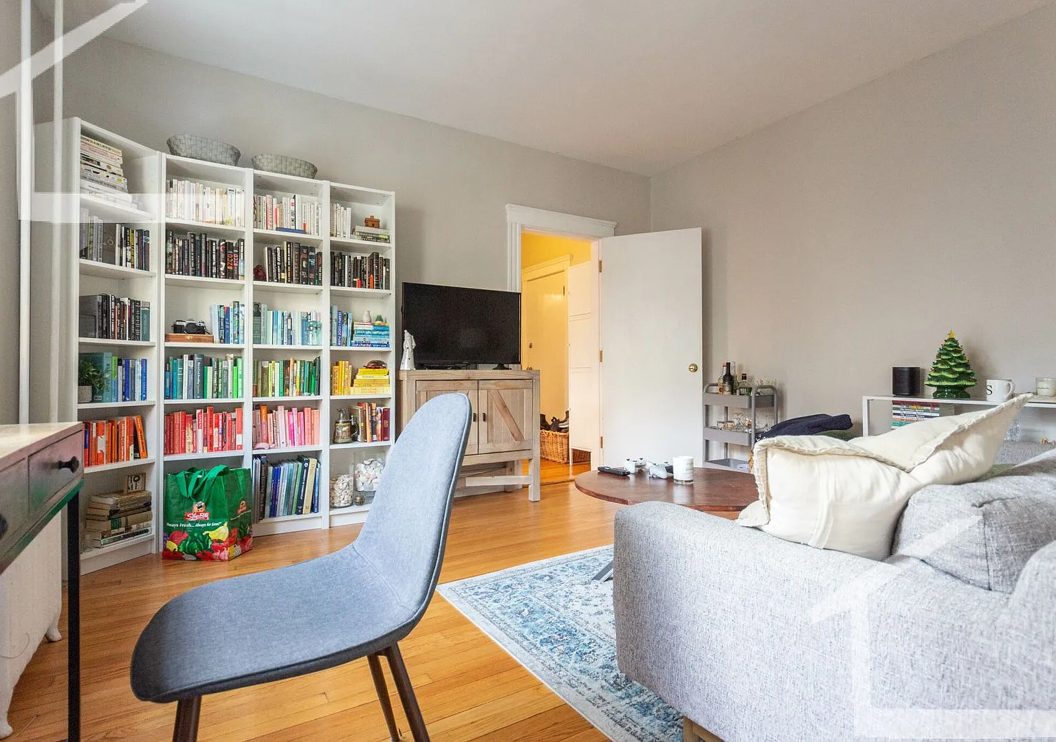 Sunny, Modern Cleveland Circle 1-Bed w/ Washer/dryer Right on the T — Photo 3