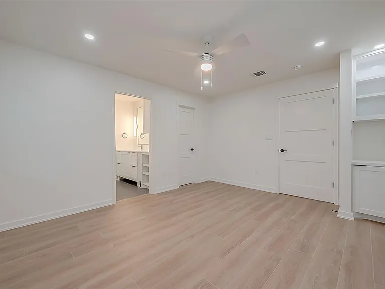 2702 Delano St — Photo 34
