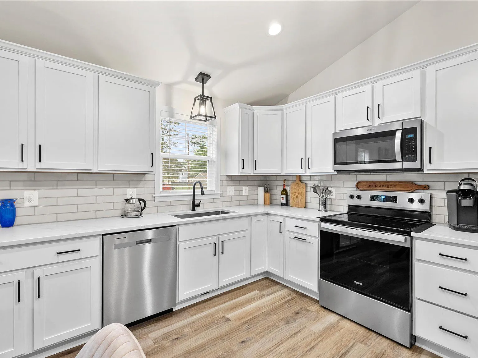 3 bed, 1380 sqft, $2,500 — Photo 2