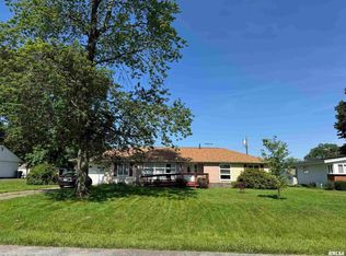 915 S Broadway St, Sesser, IL 62884
