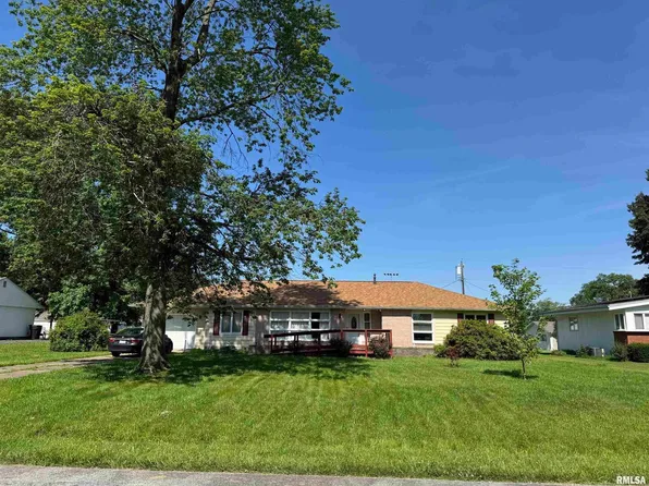 915 S Broadway St, Sesser, IL 62884