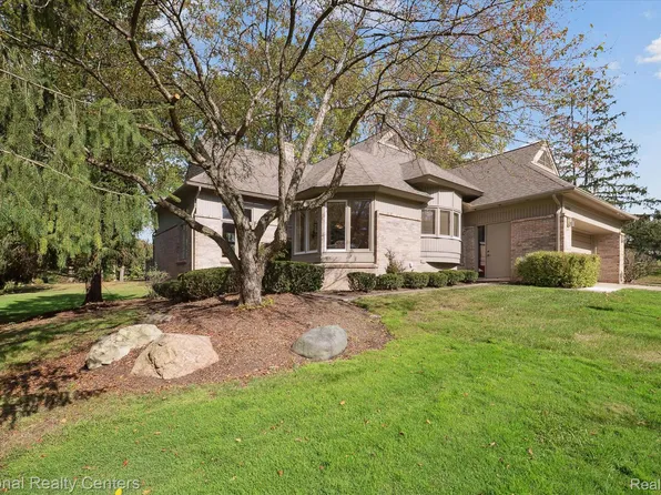 28090 Hickory Dr, Farmington Hills, MI 48331