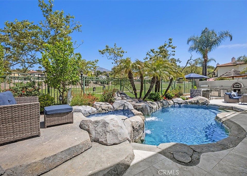 1st image of 16 Golf Ridge Dr