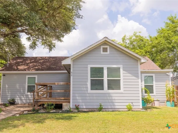 310 E 2nd St, Cuero, TX 77954